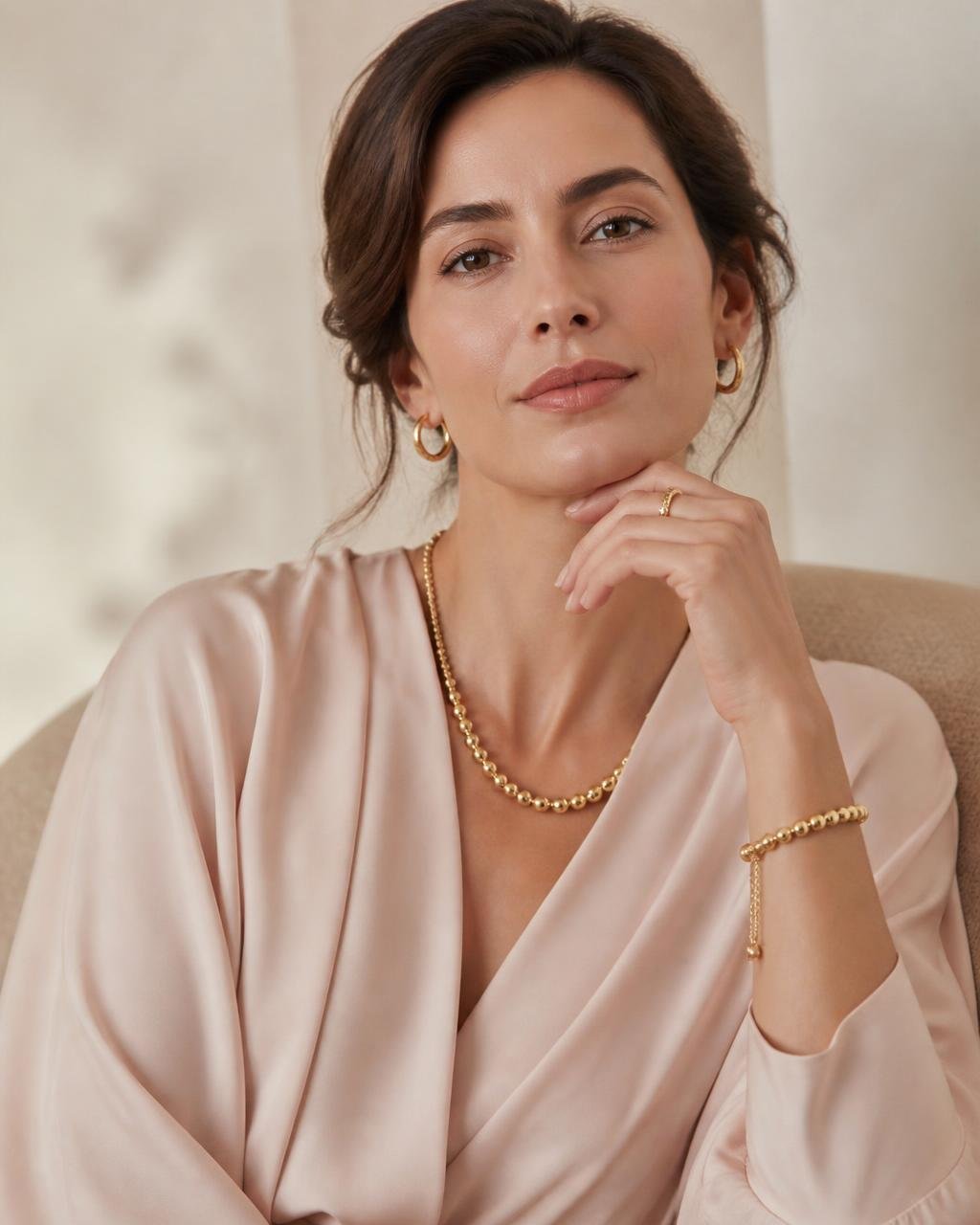 Mulher elegante usando joias ADORA